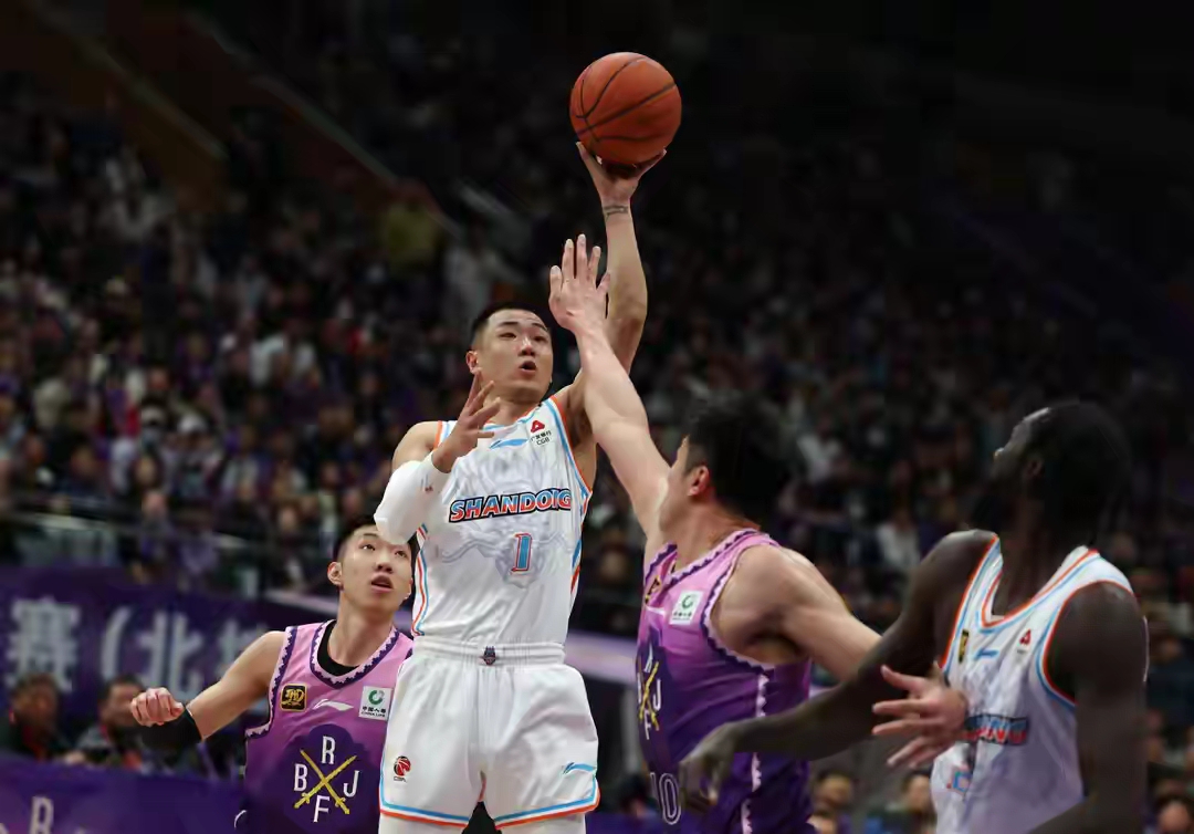 北京队力克广东队,王哲林扛起全队 北京队力克广东队,王哲林扛起全队