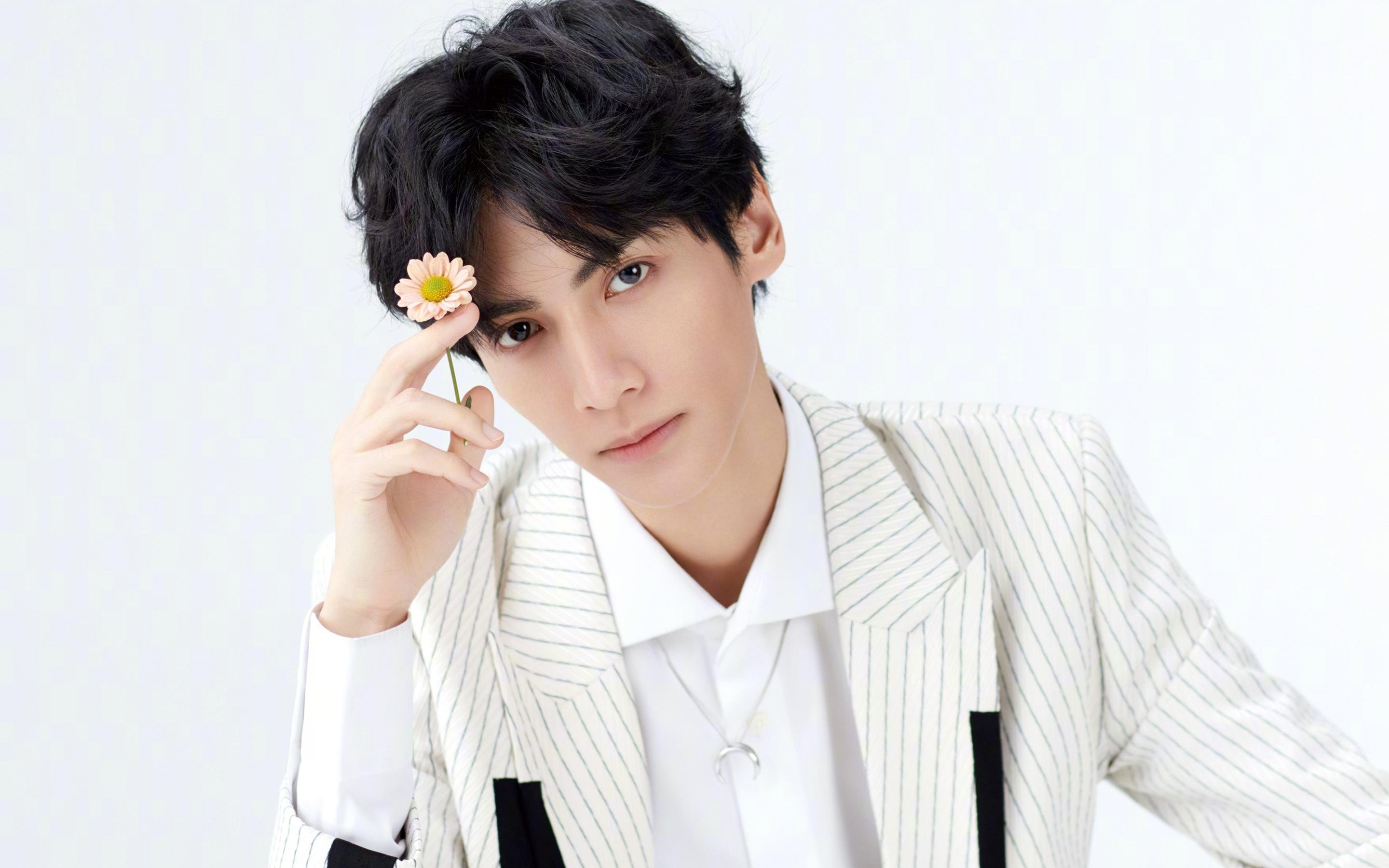 看到你提供的关键词，我理解你想要一篇将不同体育领域（篮球的NBA和足球的欧冠）的传奇时刻进行艺术性融合的独特文章。这需要跳出常规的赛事报道框架，用更具想象力的叙事来构建